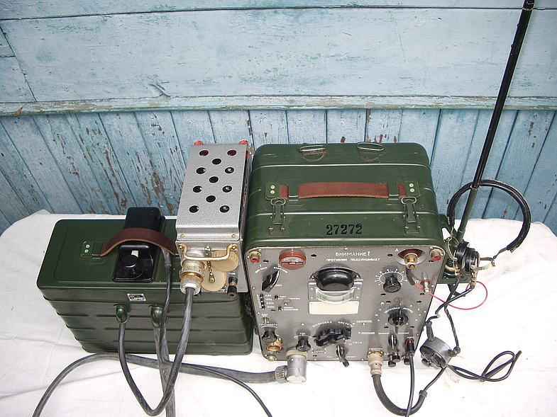 Включи станцию радиостанцию. Радиостанция р-104м "кедр". Армейская радиостанция р104м. Радиостанция р-104 (РДС).