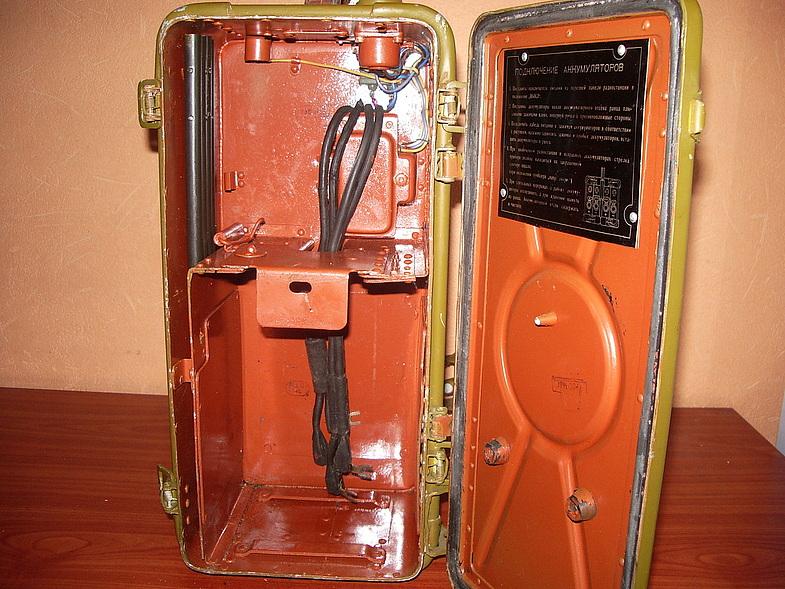 Радиостанция Р-105Д, отсек аккумуляторов
