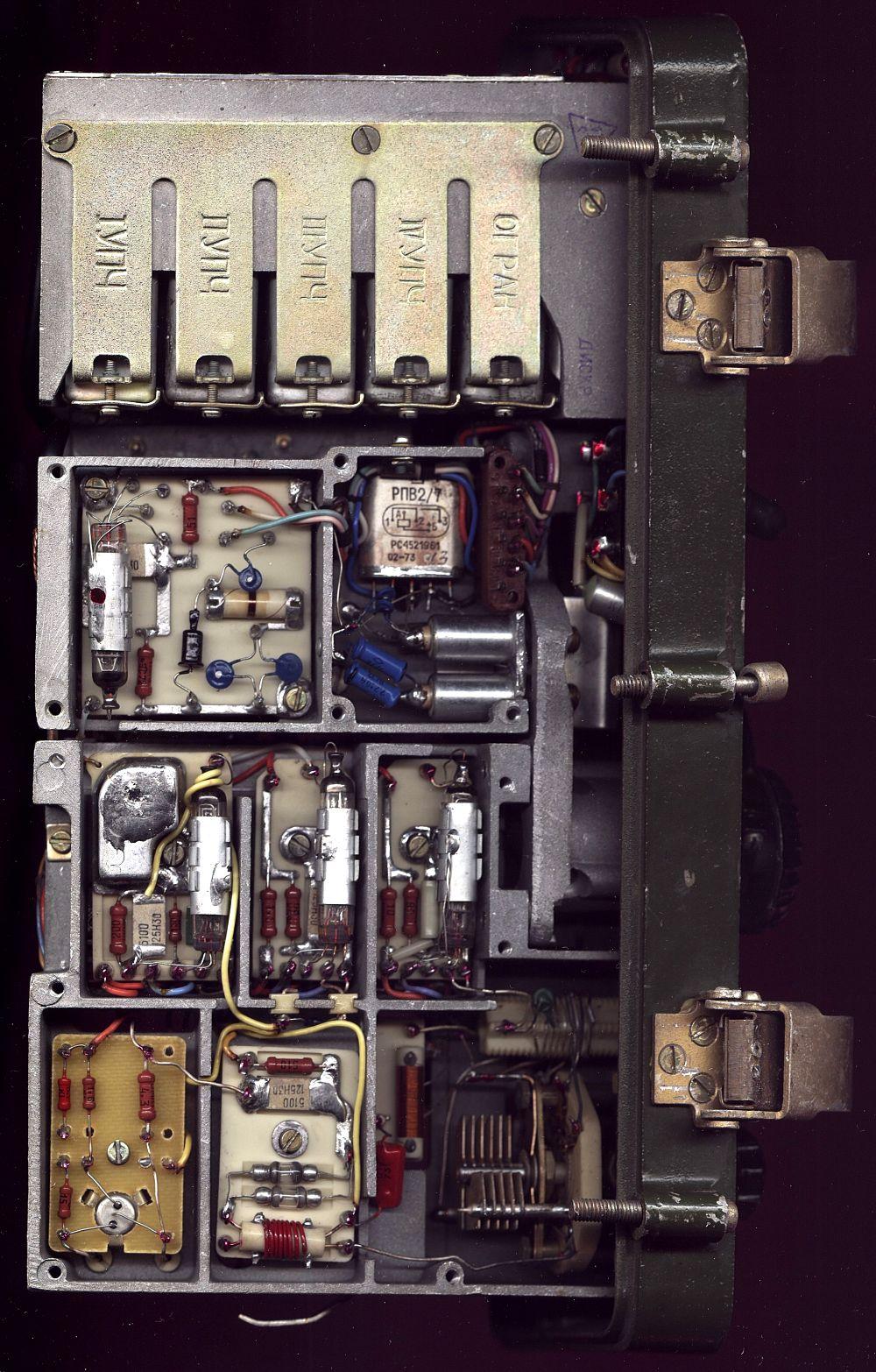Внутренняя компоновка узлов радиостанции Р-105М