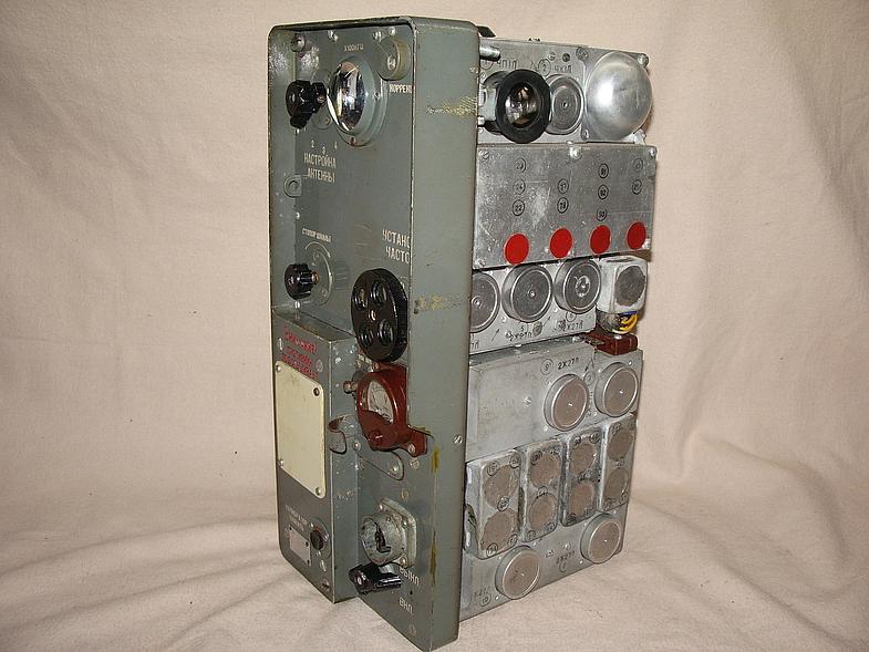 Радиостанция Р-108Д со снятым кожухом